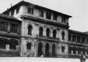 De las últimas imágenes de este edificio emblemático de la vida social y política de Deusto. Durante la Guerra Civil fue incendiado y posteriormente derruido. Posteriormente la Avenida pasó por encima de lo que quedaba.